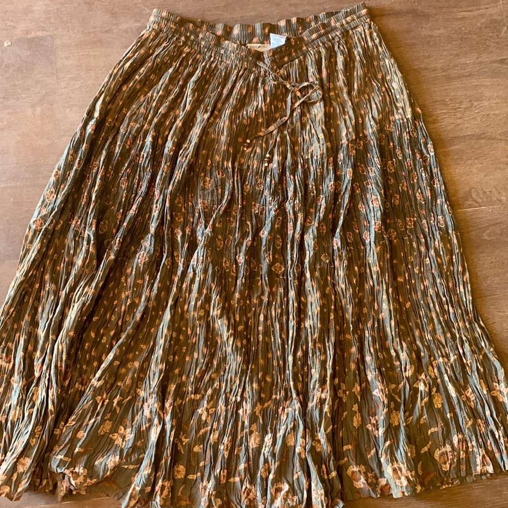 White stage patterned flowy skirt